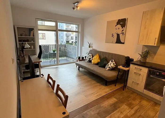 Cozy New With Balcony Апартаменты