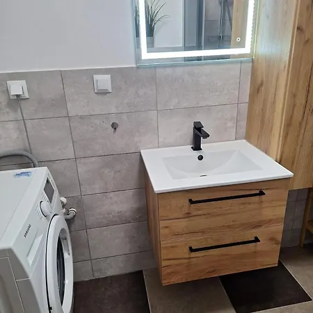 Cozy New With Balcony Apartment *